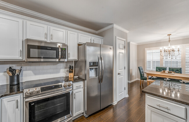 Building Photo - 1033 W Montebello Cir