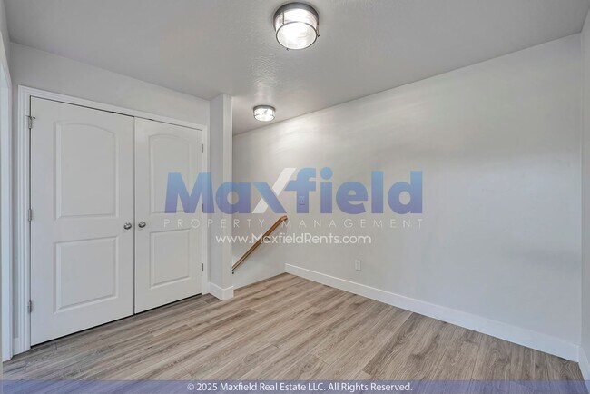 Building Photo - Golf Course Townhouse 3 BD 2.5 BA 2 GA w/ ...