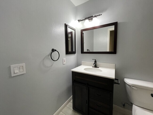 Building Photo - ***Move in Special*** Lovely Condo Available in Vista!