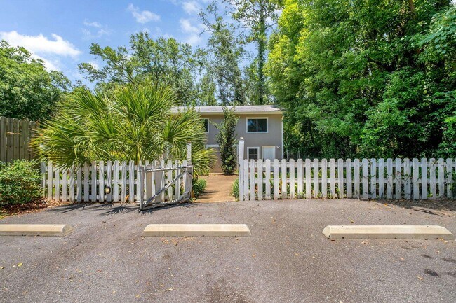 Building Photo - 2208 Escambia Dr