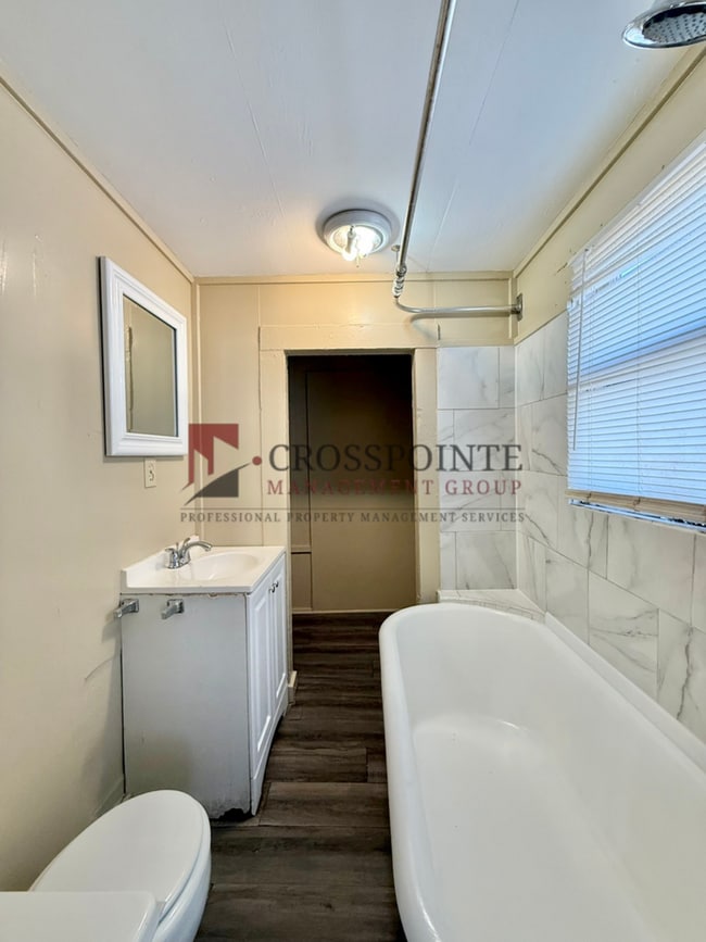 Building Photo - Bow St Triplex