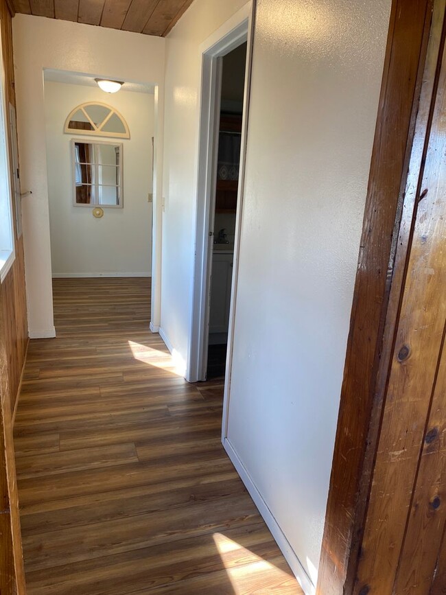 Building Photo - 2 Bed 1 Bath LAKE RENTAL