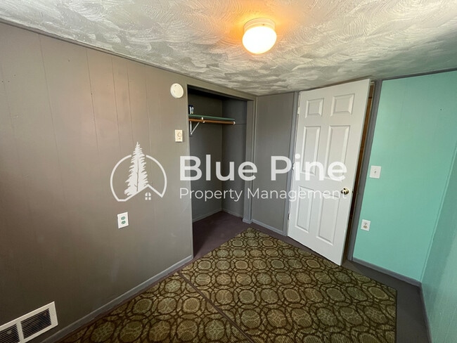 Building Photo - 498 E 17th St
