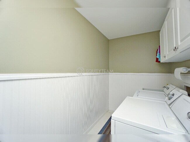 Building Photo - 6275 Hummingbird Dr