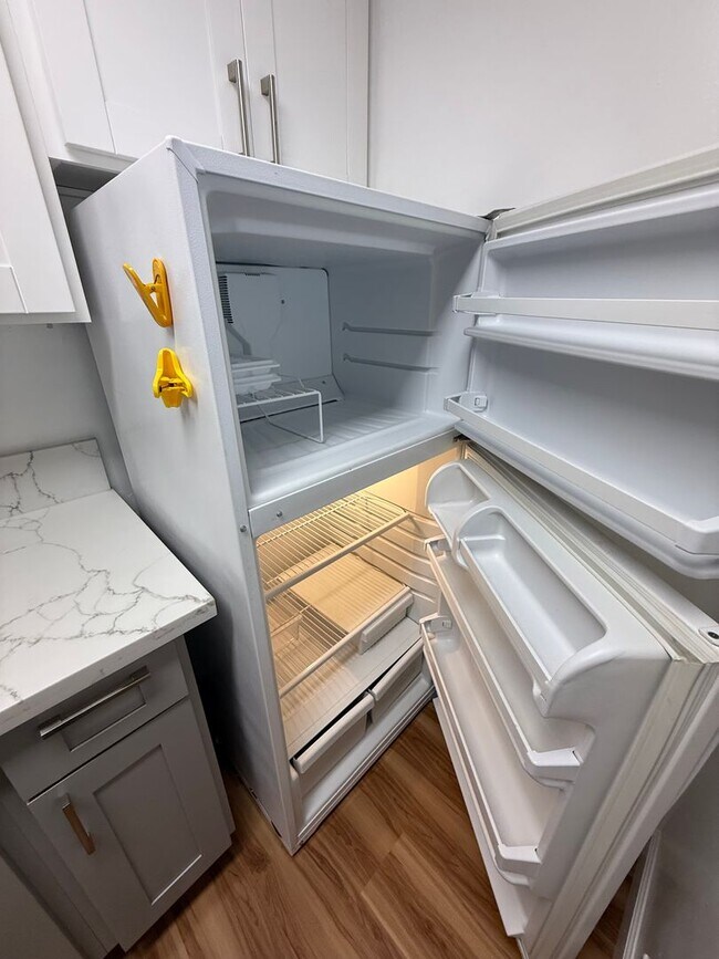 Building Photo - 1 Bedroom / 1 Bathroom / 1 Parking – Recently Renovated