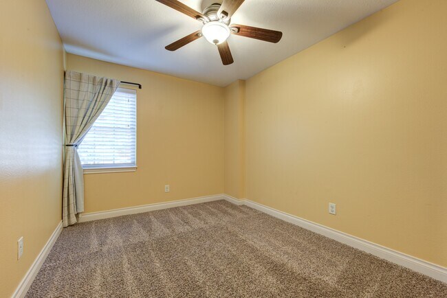 Building Photo - 607 Ellingham Dr