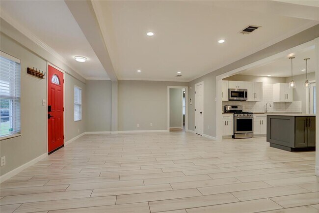 Building Photo - 6807 Schiller St