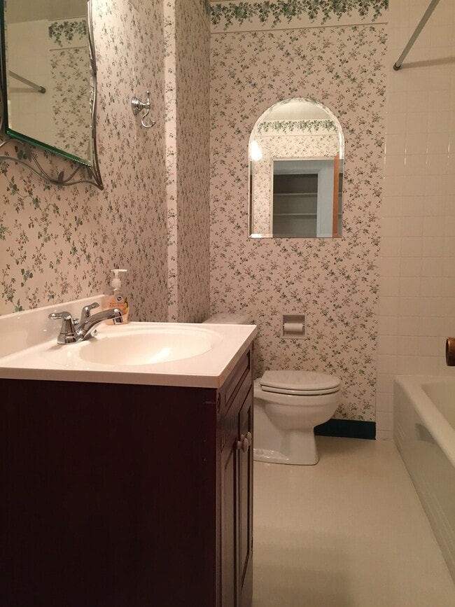 Building Photo - Darling Home in Historic Yakima Neighborhood
