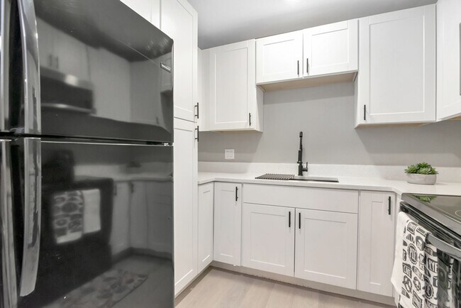 Building Photo - Move-In Incentive! Updated 2/1 Brandon Dup...