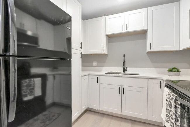 Building Photo - Totally Remodeled Duplex w/ New Fenced Bac...