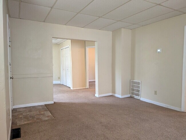 Building Photo - 2 Bedroom Lower Duplex In Green Bay