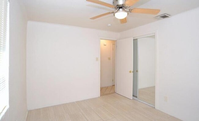 Building Photo - Cntrally Located 4 bedroom home