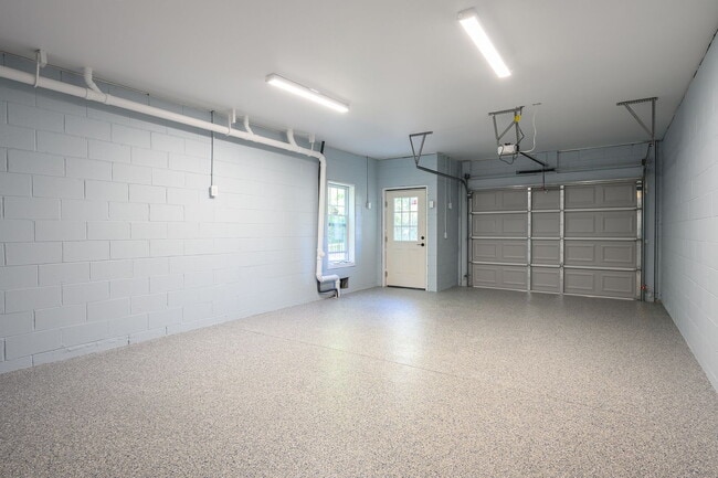 Building Photo - Luxury Four Bedroom Townhome on Hilton Head Island!