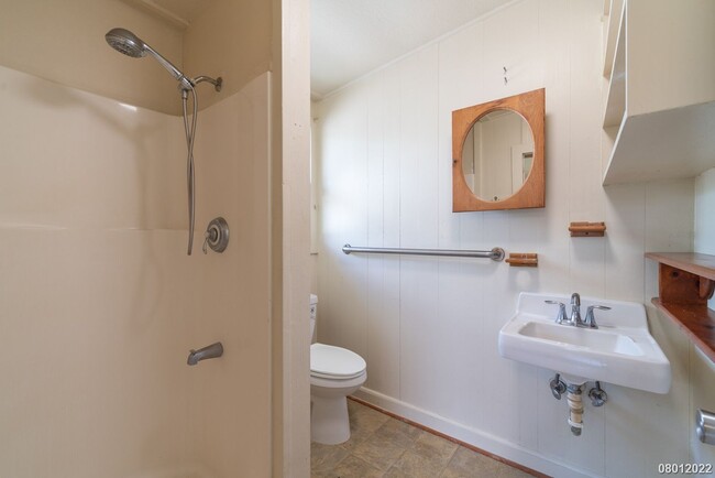 Building Photo - 1BR 2BA (One Bath is ADA ACCESSIBLE) W/2 A...