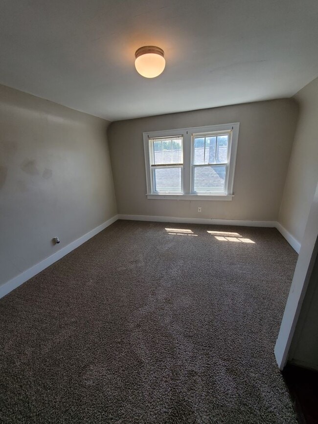 Building Photo - 3 Bedroom 1 Bath House in Rock Island