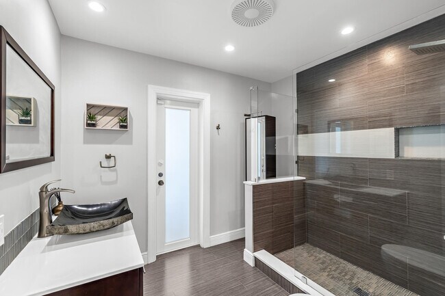 Building Photo - 2471 NE 46th St