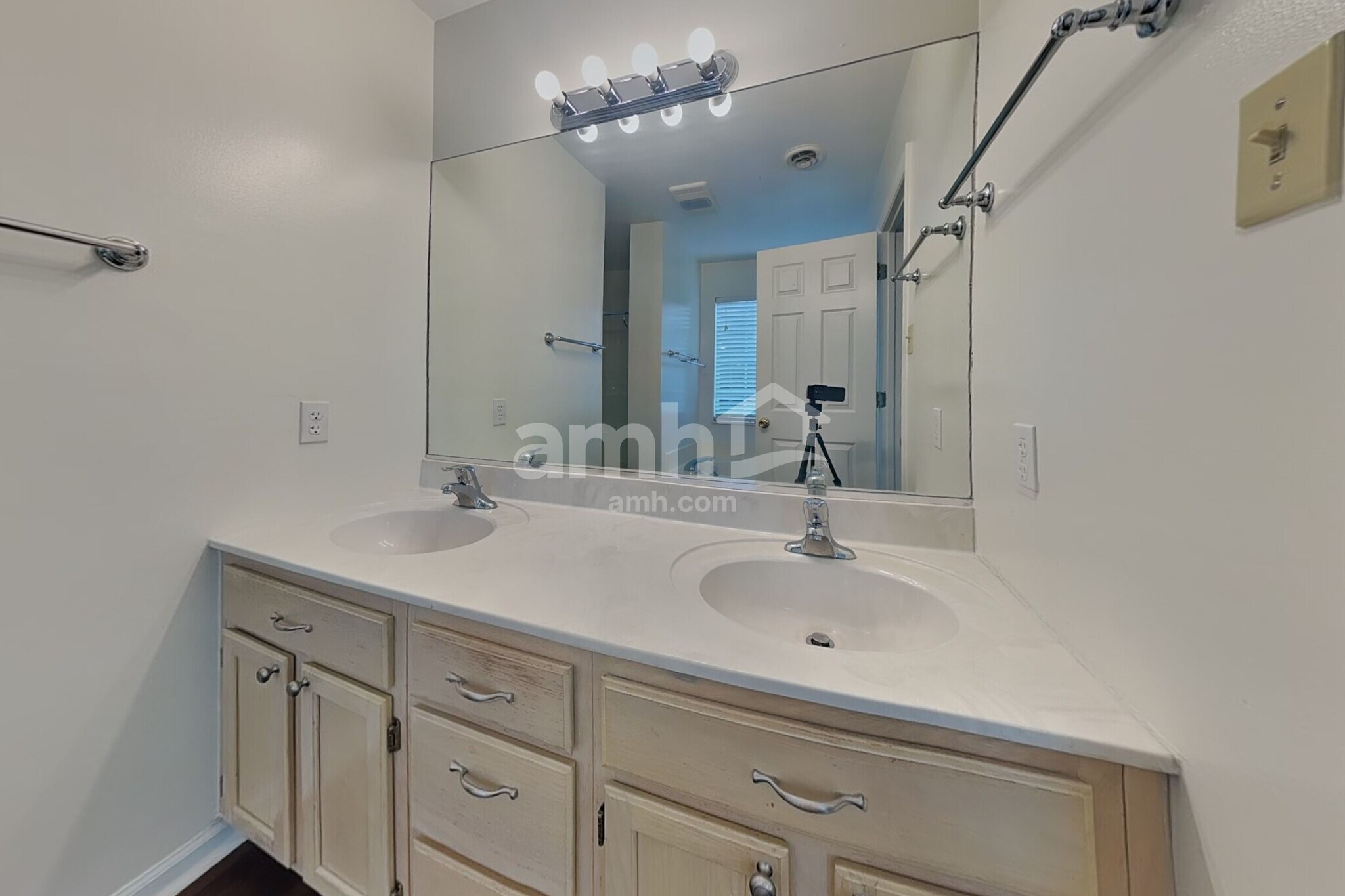 Building Photo - 10225 Highgate Cir