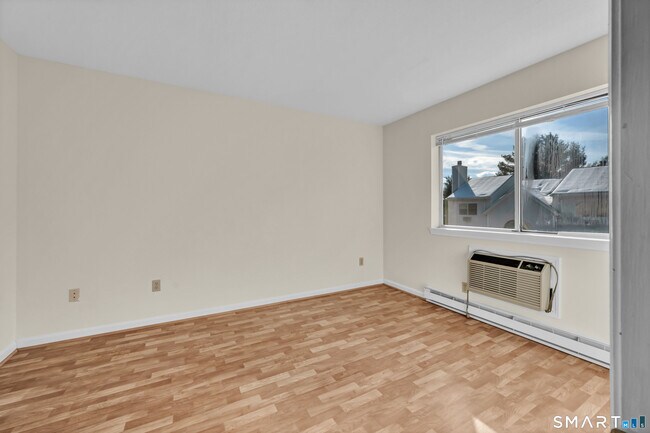 Building Photo - 925 Oronoke Rd