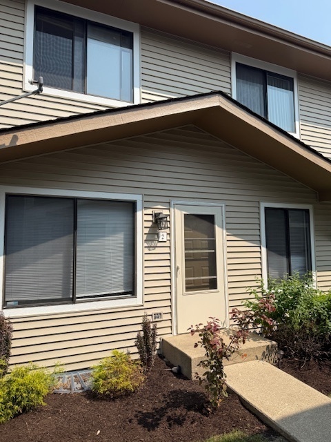 Primary Photo - 29W529 Winchester Cir S Unit 2