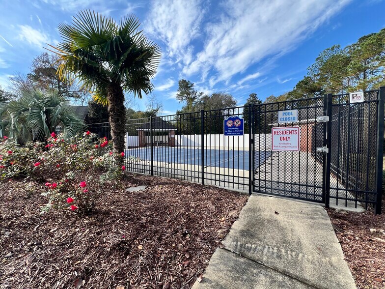 Building Photo - 1600 Sturdivant Dr