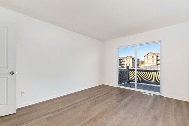 Building Photo - Spacious Duplex in Johnson County