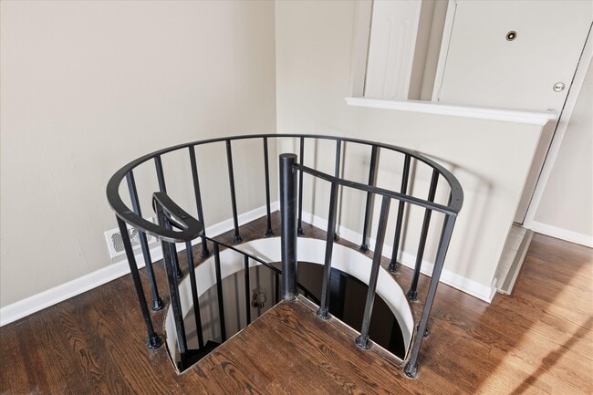 Building Photo - 4916 Crescent Ave