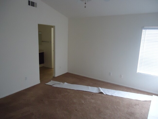Building Photo - "Charming 3-Bed, 2.5-Bath Home in Oxnard –...