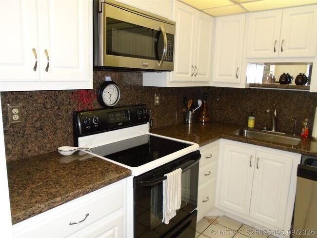 Building Photo - 3165 NE 48th Ct