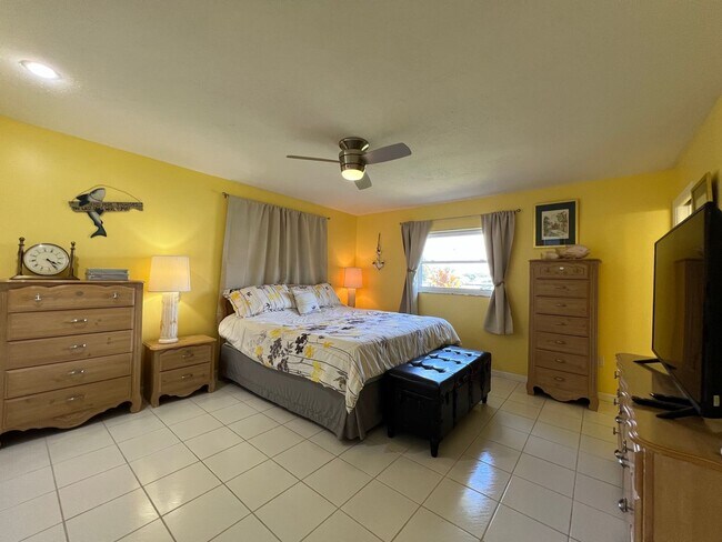 Building Photo - $3,300/month ** Short Term / Seasonal - Fu...