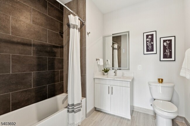 Building Photo - 140 W Webster Ave