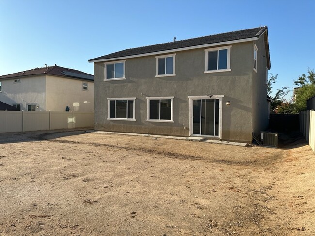 Building Photo - Spacious 4-Bedroom in Riverside with 3 Ful...