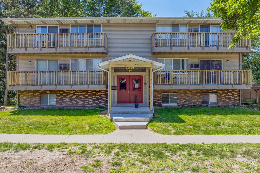 Primary Photo - Oakhurst Apartments