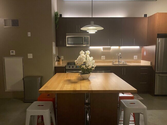 Building Photo - 849 S Broadway