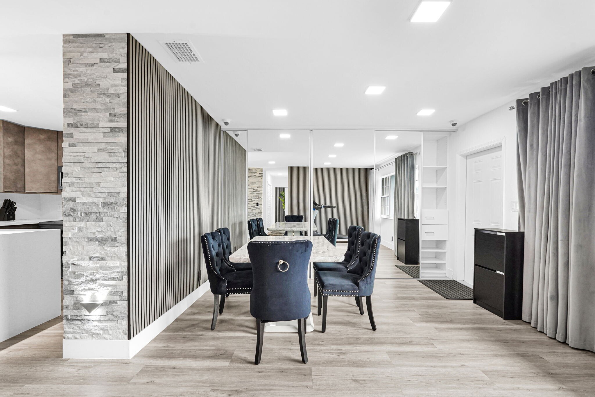 Building Photo - 1420 S 24th Ter