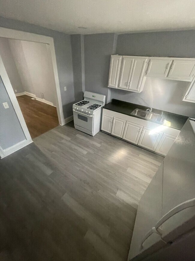 Building Photo - Three Bedroom One Bathroom Ready For ASAP Move In