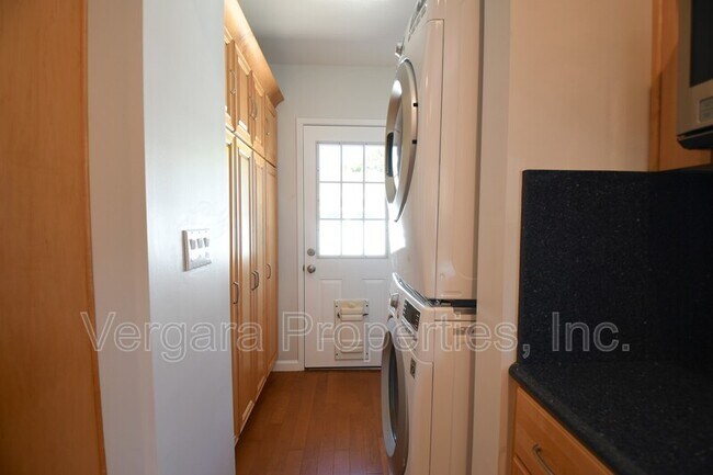 Building Photo - 6531 W 85th St