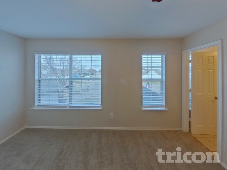 Building Photo - 1300 Pine Ln