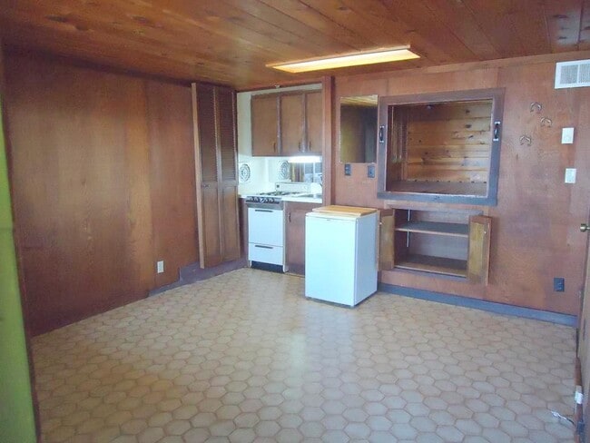 Building Photo - Cozy Seacliff Studio With Panoramic Ocean ...