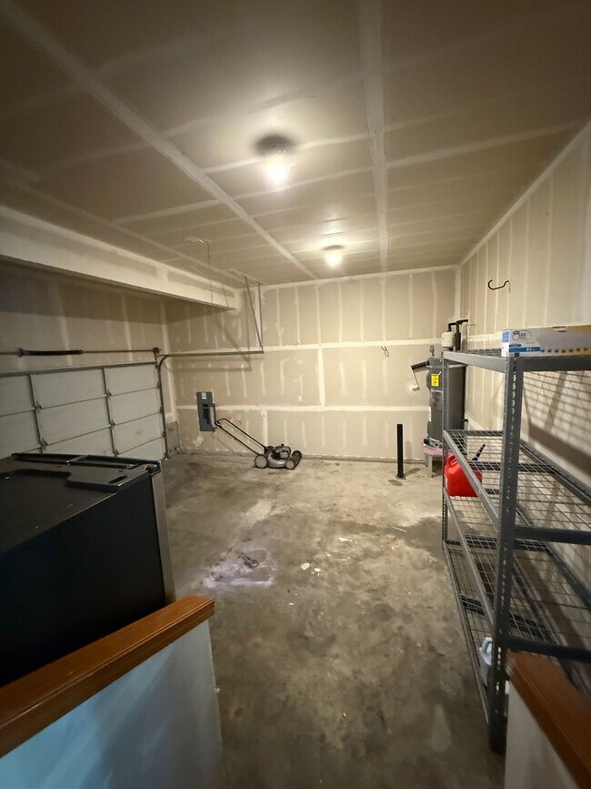 Building Photo - 5 bedroom spanaway home!