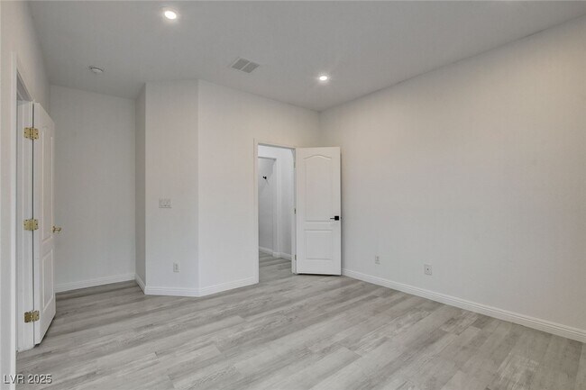 Building Photo - 8125 Chestnut Hollow Ave