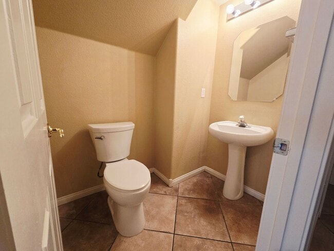 Building Photo - STUNNING 4 BEDROOM WITH MASTER ON 1ST FLOOR IN SEVEN HILLS!!!