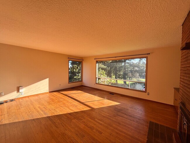 Building Photo - Large Lot With Tons of Privacy