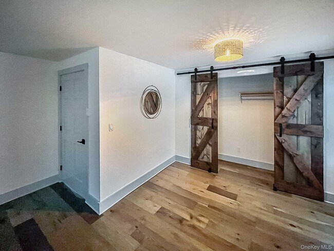 Building Photo - 5 Valley Farm Rd