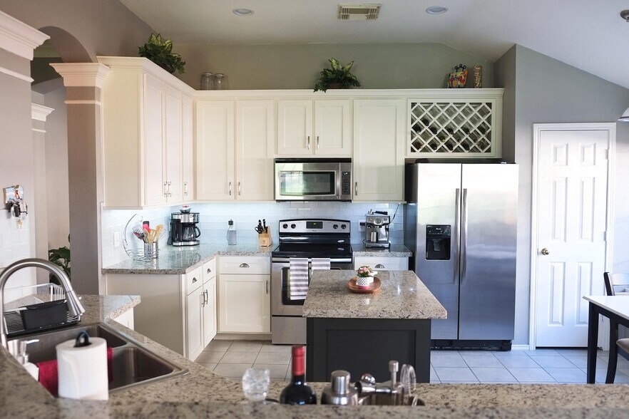 Building Photo - 4622 Forest Home Dr