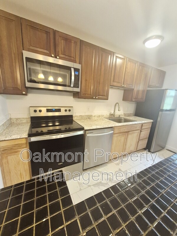 Building Photo - 2404 Barracks Ct