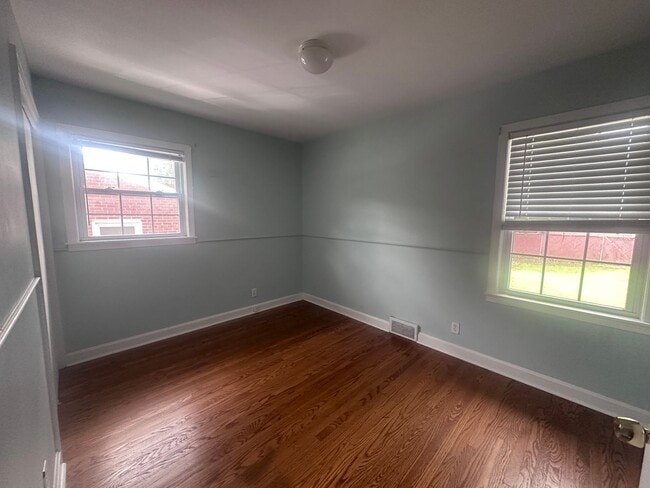 Building Photo - Hikes Point 3+ bedroom home with finished basement and garage