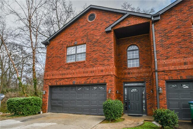 Building Photo - 3338 Sims St