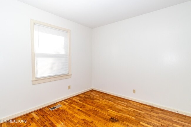 Building Photo - 602 Lookout Ct SE