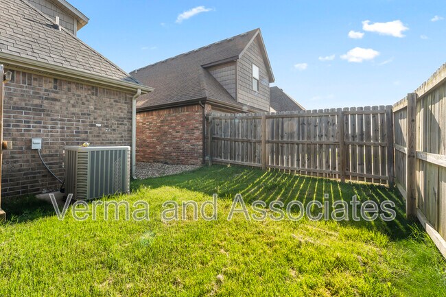 Building Photo - 3205 SW Riverstone Ave