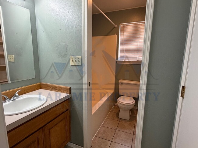 Building Photo - 3 Bedroom 2 Bathroom Apartment